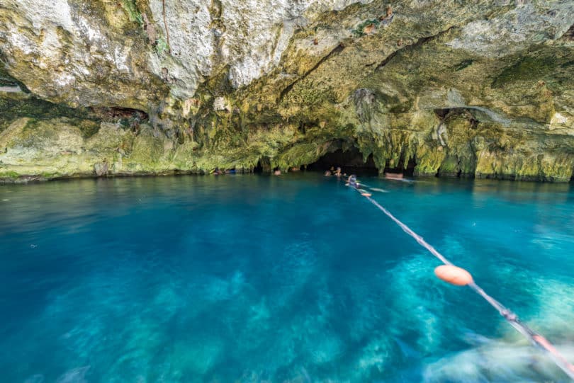 Die Höhle zum Durchtauchen