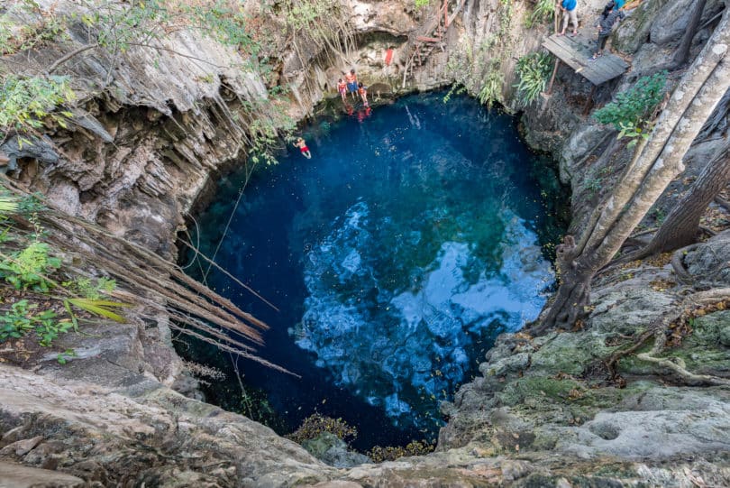 Tiefblaues Wasser in ländlicher Idylle